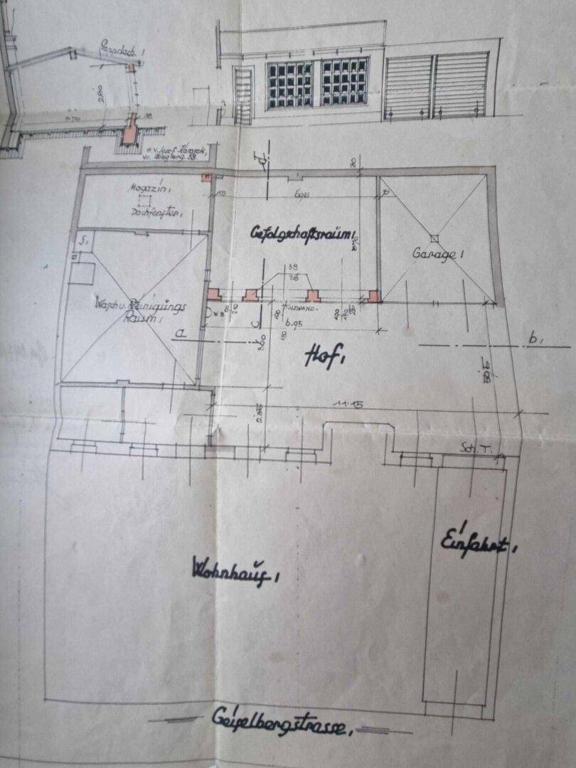 Detaillierter Grundriss des Erdgeschosses mit Hof, Garage und Einfahrt.