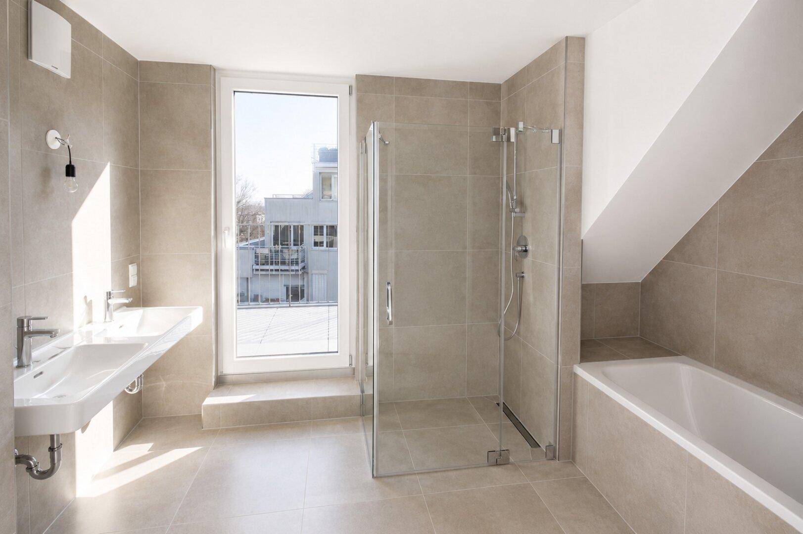 Modernes Badezimmer mit Doppelwaschbecken, Dusche, Badewanne und Fenster.