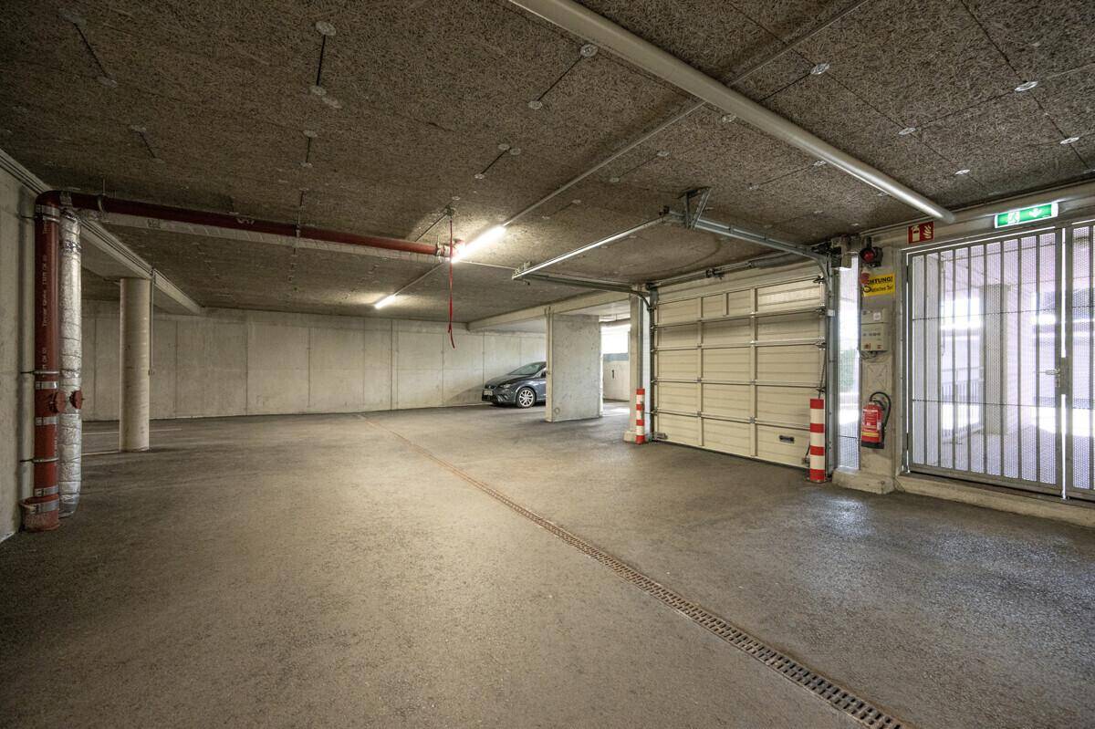Geräumige Tiefgarage mit ausreichend Stellplätzen und Rolltor.