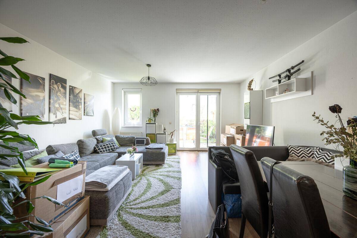 Geräumiges Wohnzimmer mit Zugang zum Garten und viel Tageslicht.