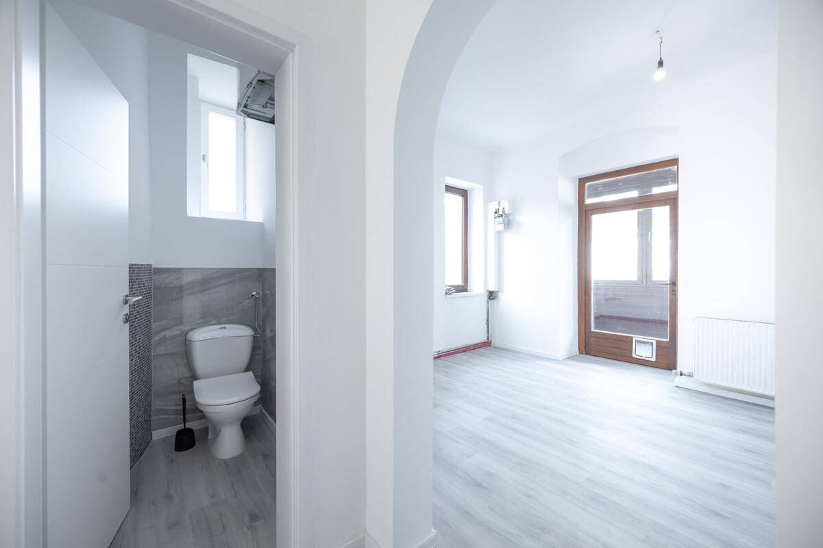 Kleines Gäste-WC mit modernem Design und angrenzendem hellen Raum.