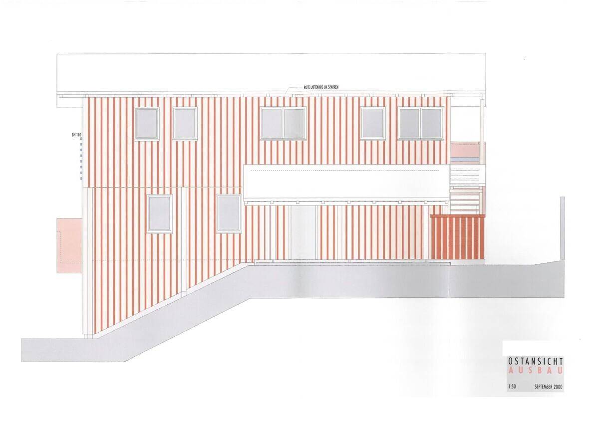 Architektonische Zeichnung der Ostansicht eines Gebäudes mit vertikaler Holzverkleidung und einem Balkon.
