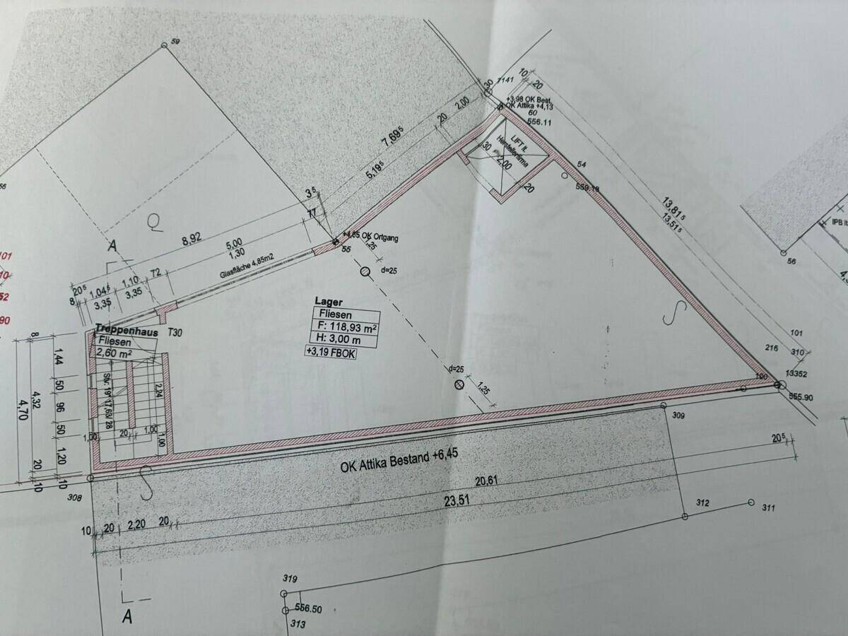 Übersichtlicher Grundriss mit eingezeichneten Lagerflächen, einem Treppenhaus und den Maßen des Gebäudebereichs.