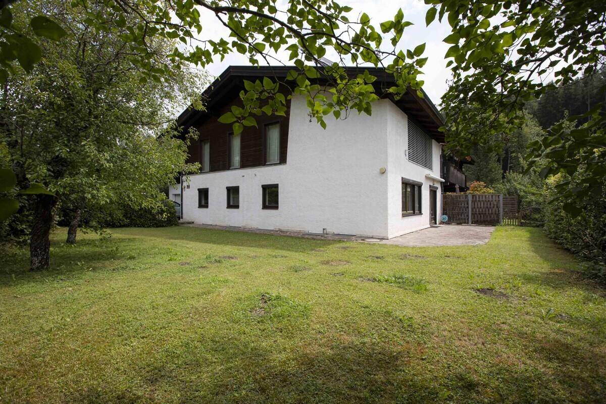 Freistehendes Haus mit großem Garten und viel Grün in einer ruhigen, ländlichen Umgebung.