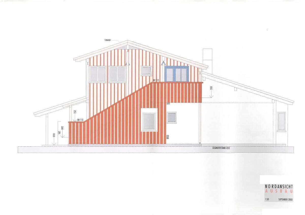 Architektonische Zeichnung der Nordansicht eines Gebäudes mit vertikaler Holzverkleidung und Dachfenstern.