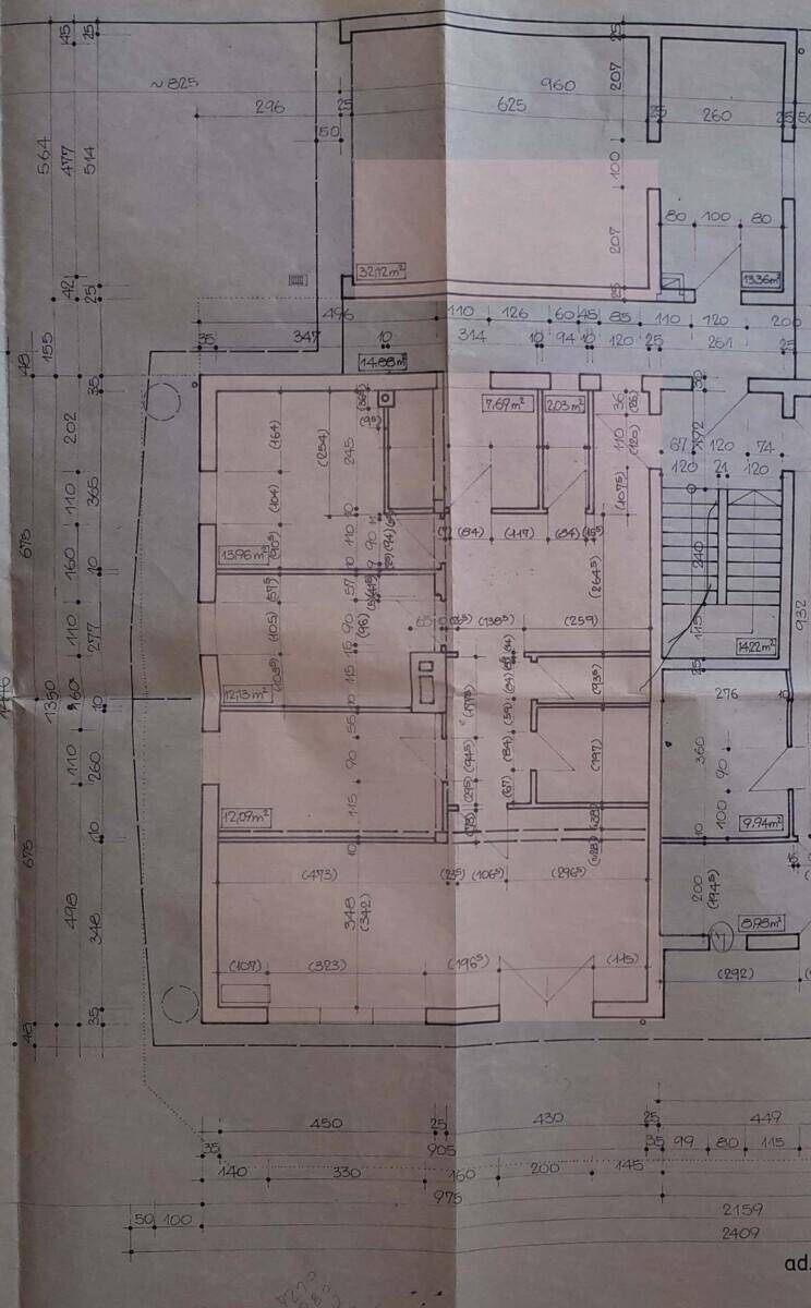 Detaillierter Grundrissplan des Erdgeschosses mit verschiedenen Räumen und Abmessungen.