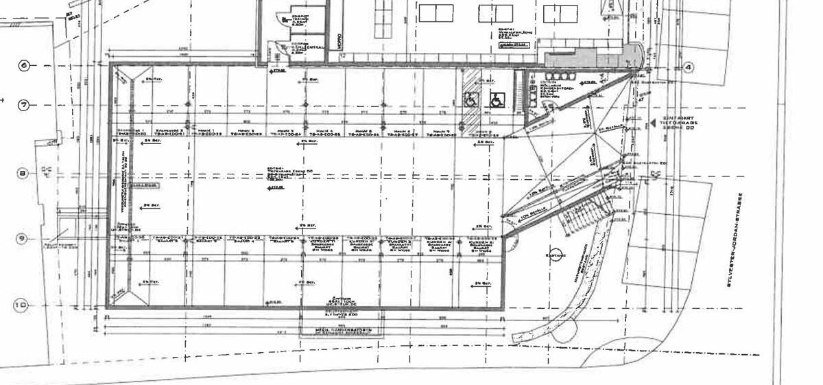 Grundrissplan einer Tiefgarage mit eingezeichneten Stellplätzen und Zufahrtsrampe.