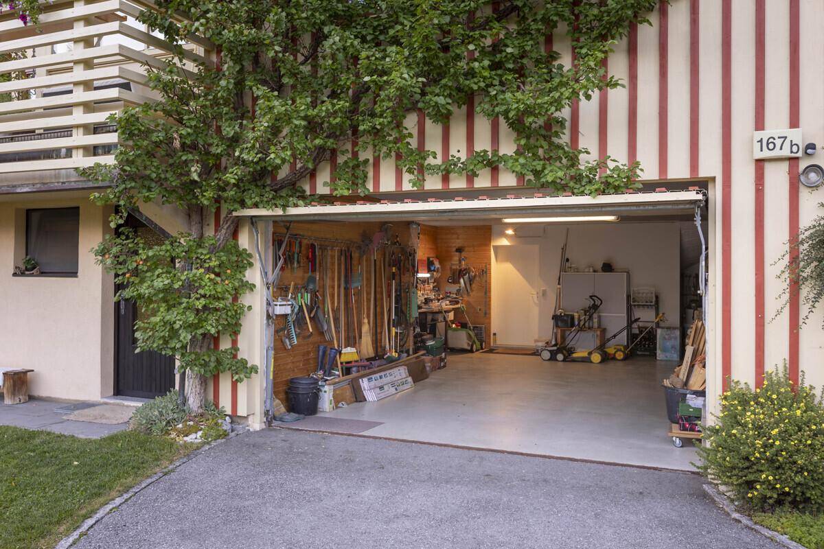Gut ausgestattete Garage mit Werkzeugen und Geräten, ideal für Heimwerker.