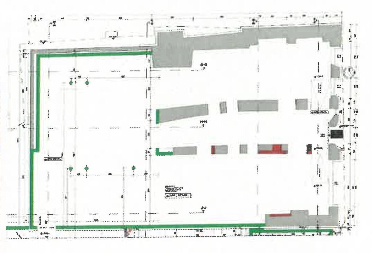 Grundrissplan eines Gebäudes mit verschiedenen Bereichen und markierten Leitungen im Untergeschoss.