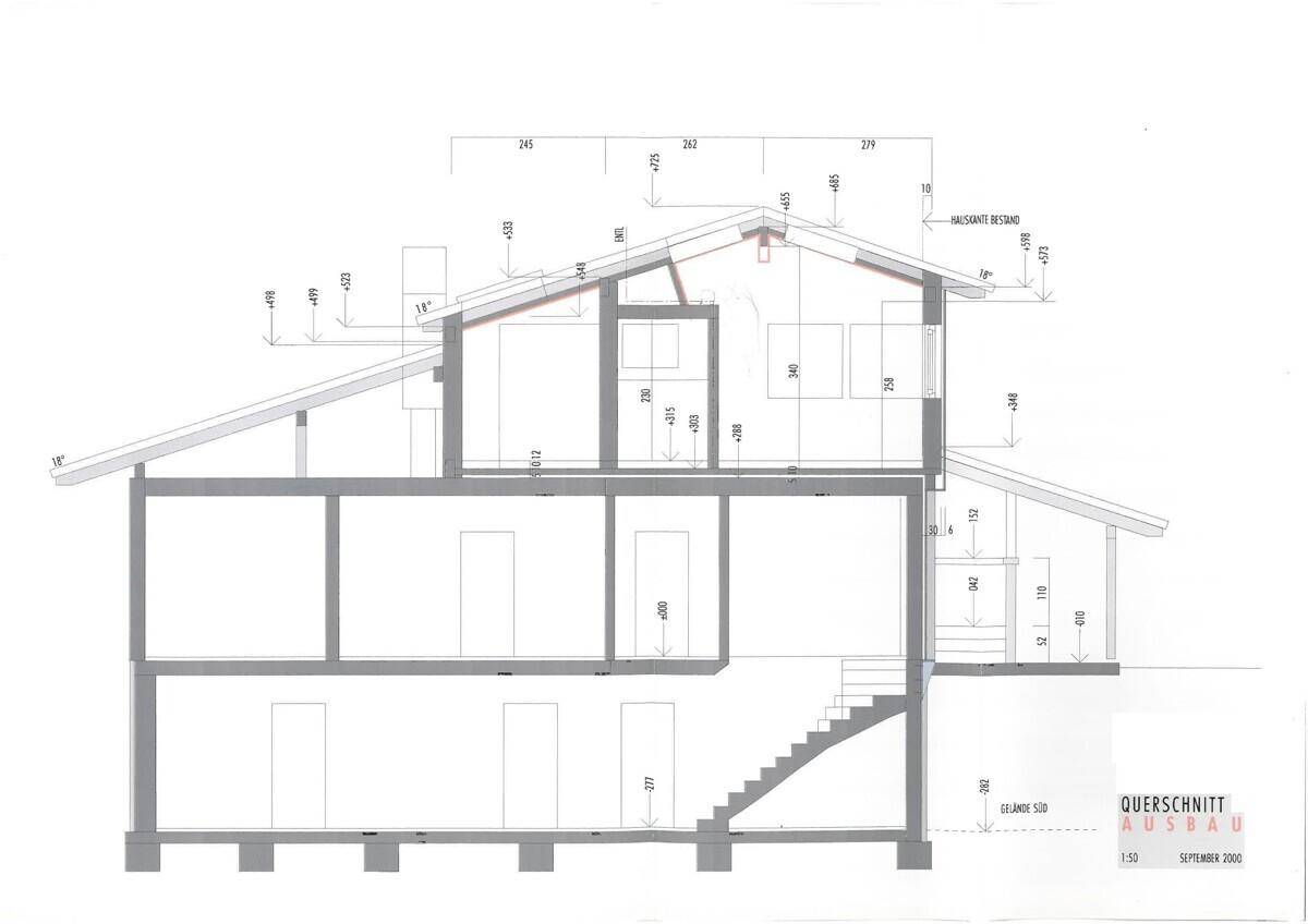 Architektonischer Querschnitt des Gebäudes mit verschiedenen Ebenen und Dachkonstruktion.