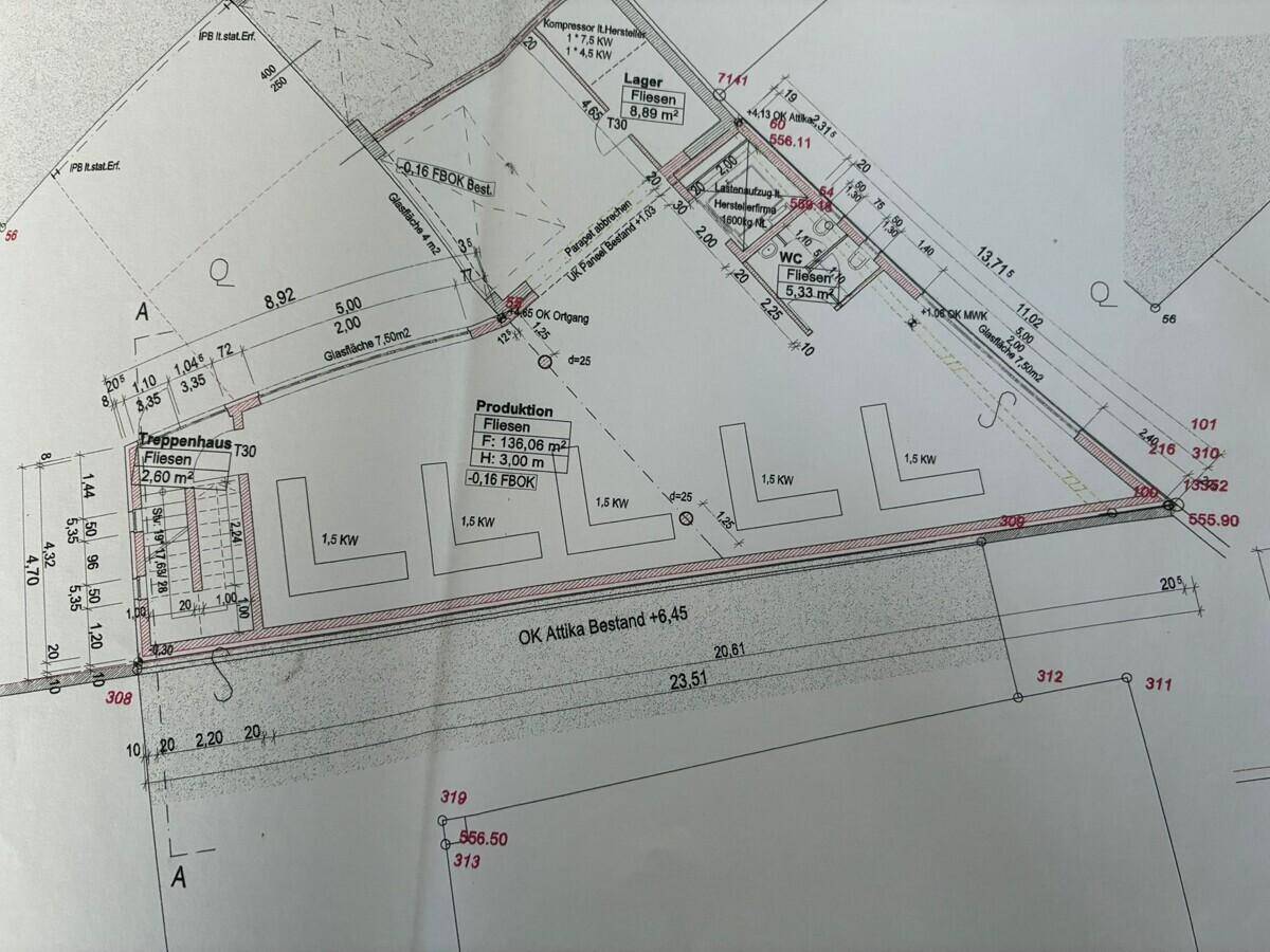 Detaillierter Grundriss eines Gebäudeteils mit Produktions- und Lagerflächen sowie einem Treppenhaus und WC.
