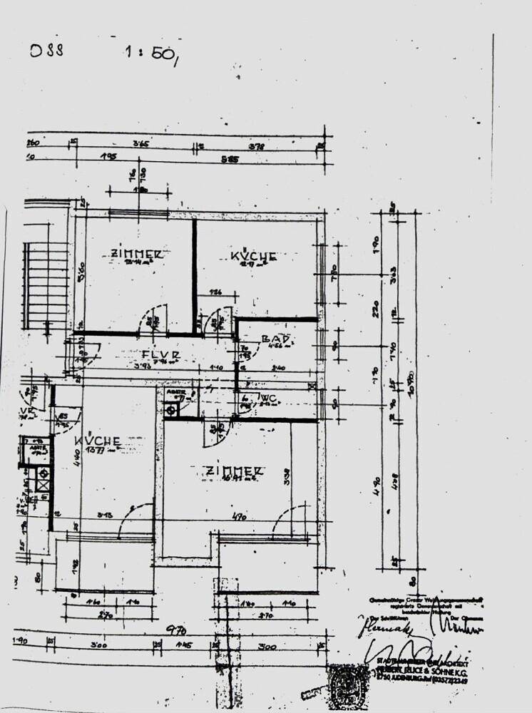 Handgezeichneter Grundriss einer Wohnung mit Zimmern, Küche, Bad und separatem WC.