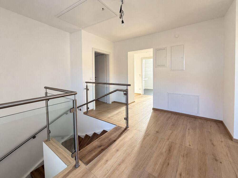 Heller, leerer Flur mit Glasgeländer