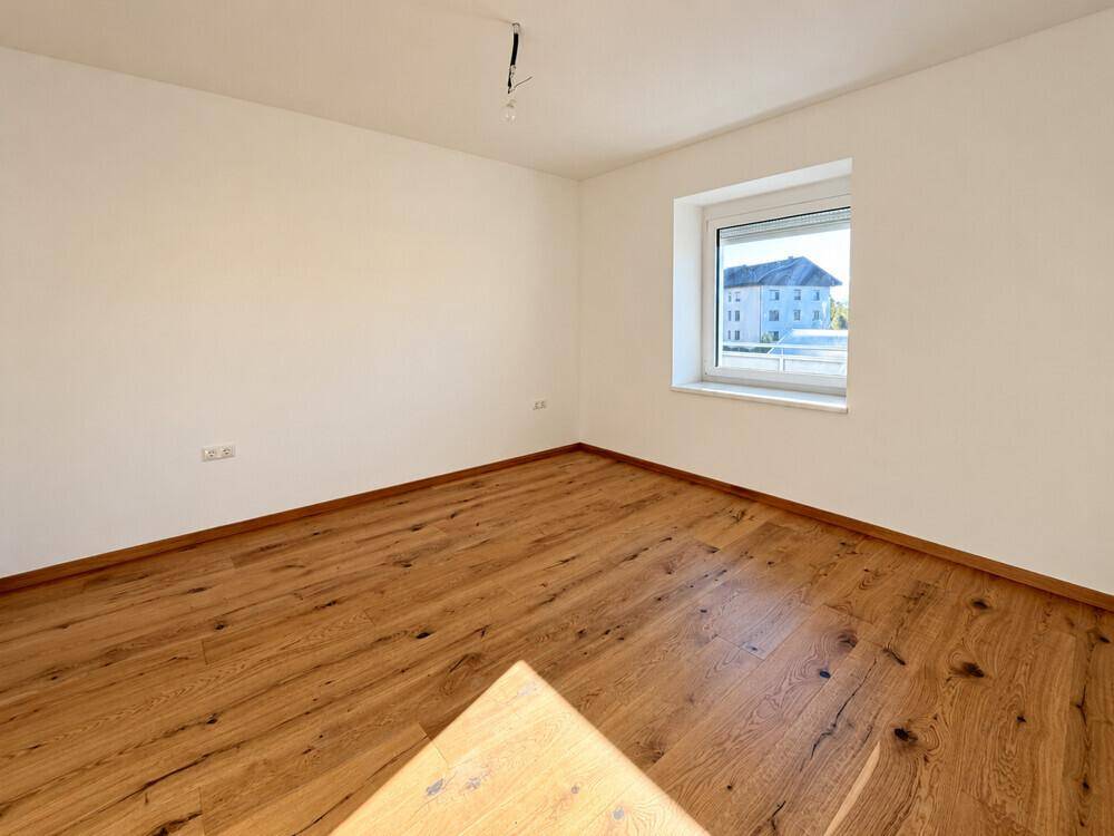 Heller leerer Raum mit Sonnenlicht