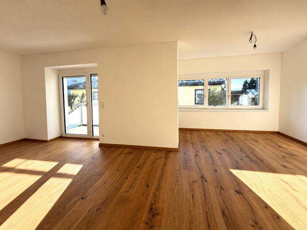Heller leerer Wohnraum mit Holzfußboden