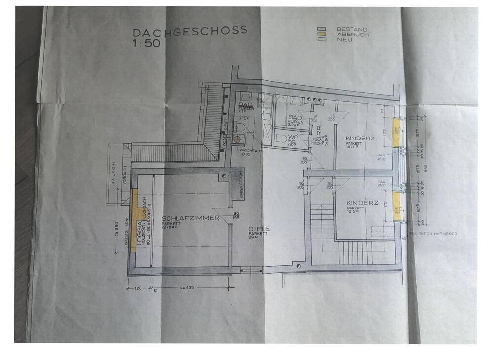 Grundriss des Dachgeschosses mit Schlafzimmer, Kinderzimmern, Bad und Loggia.