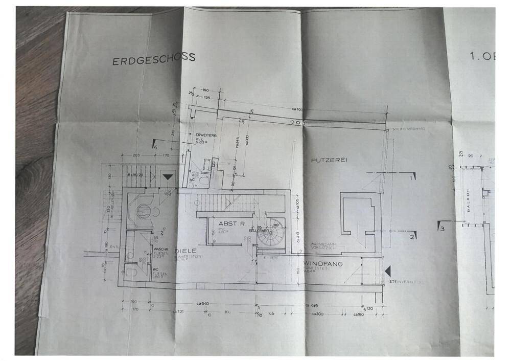 Grundriss des Erdgeschosses mit Eingangsbereich, Treppe und Abstellraum.