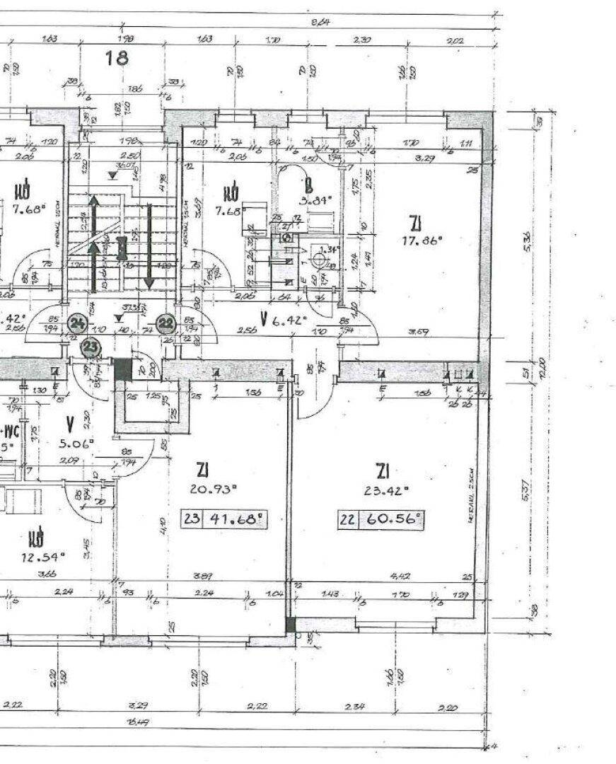 Detaillierter Grundriss einer Wohnung mit mehreren Zimmern, Balkon und separatem WC.
