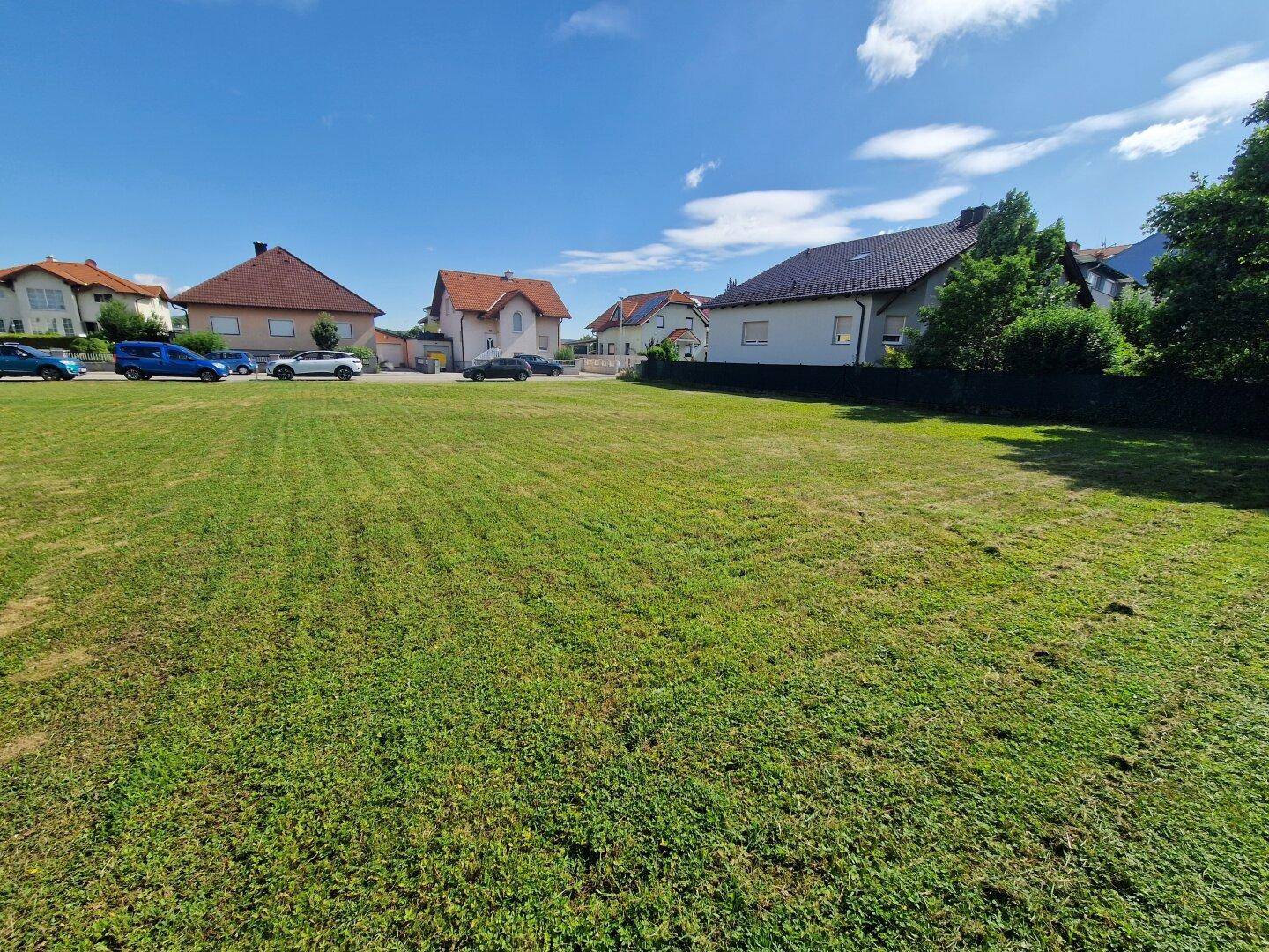 Weitläufiges, sonniges Grundstück mit Rasenfläche, ideal für den Bau eines Eigenheims in ruhiger Lage.
