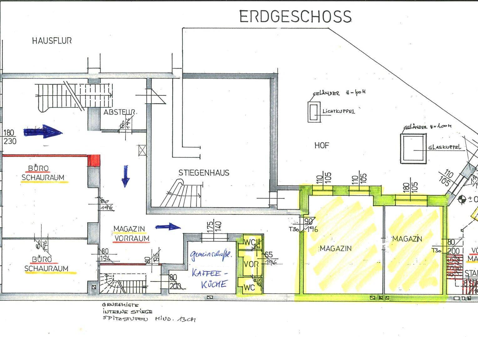Grundriss des Erdgeschosses mit verschiedenen Räumen, darunter Büros, Magazine und eine Kaffeeküche, mit markierten Bereichen.