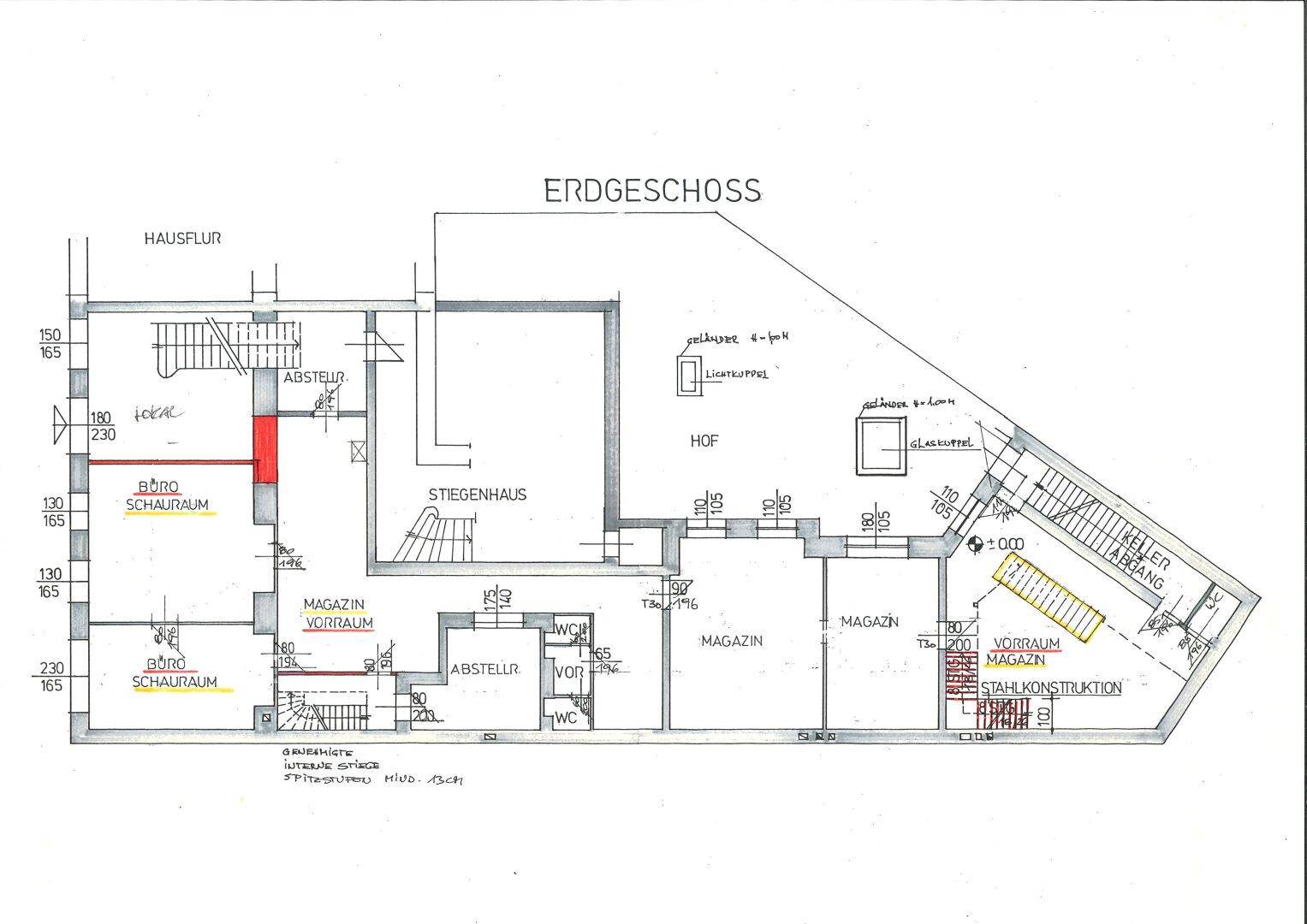 Grundriss des Erdgeschosses mit Büros, Magazinen, einem Treppenhaus und Zugang zum Keller, übersichtlich dargestellt.