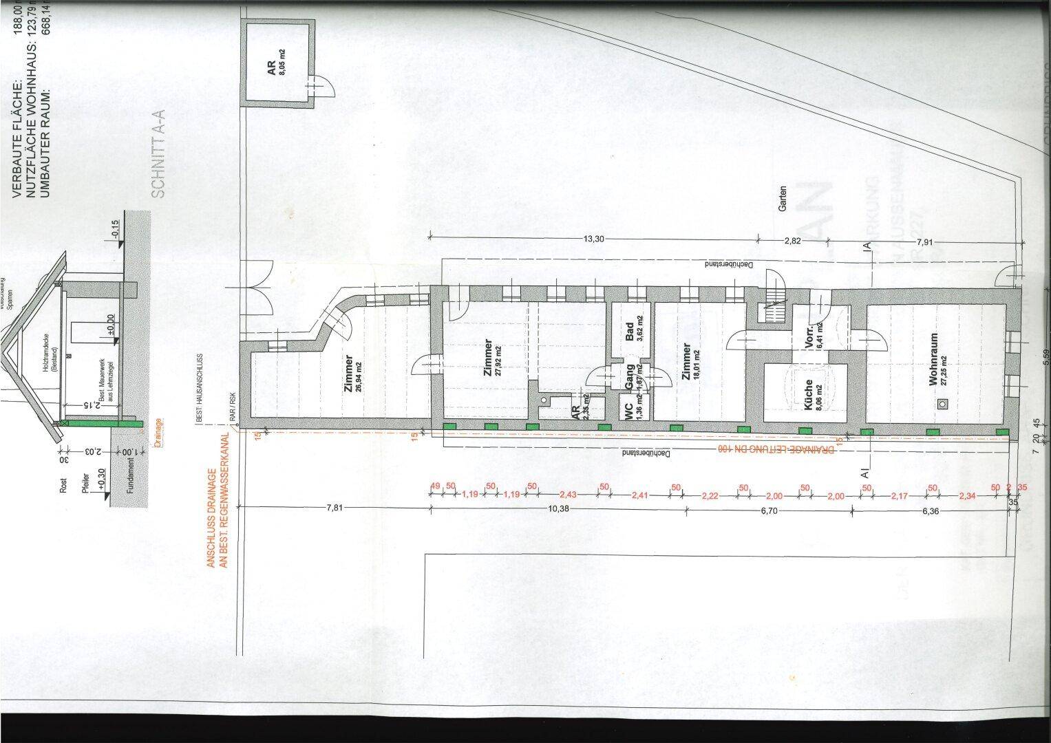 Detaillierter Grundriss des Hauses mit Raumaufteilung, Maßen und einem Schnitt durch das Gebäude.
