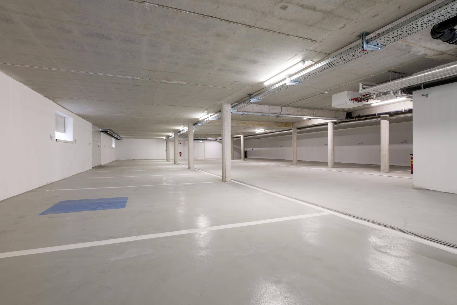 Tiefgarage mit je 2 Parkplätzen pro Wohnung