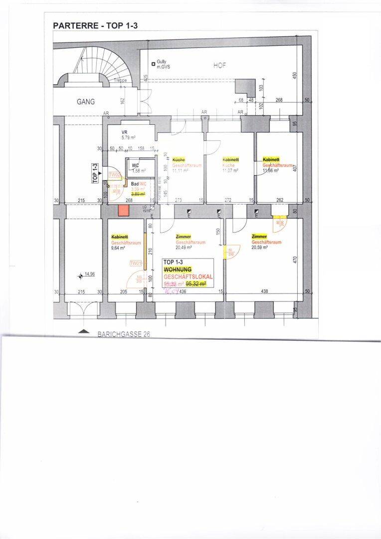 Grundriss des Erdgeschosses mit mehreren Zimmern, Bad und WC, sowie Zugang zum Hof.