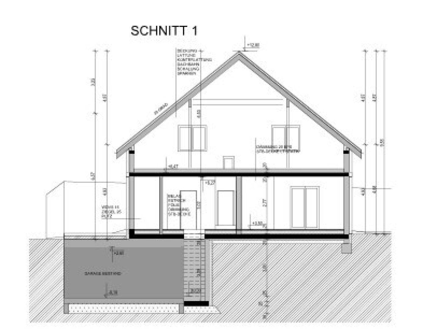 Gebäudeschnitt zeigt die interne Struktur, Garage im Untergeschoss und den Dachraum.