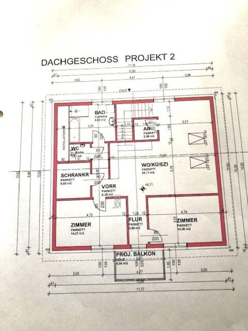 Grundriss des Dachgeschosses (Projekt 2) mit offenem Wohn-Essbereich, Schlafzimmern und Balkon.
