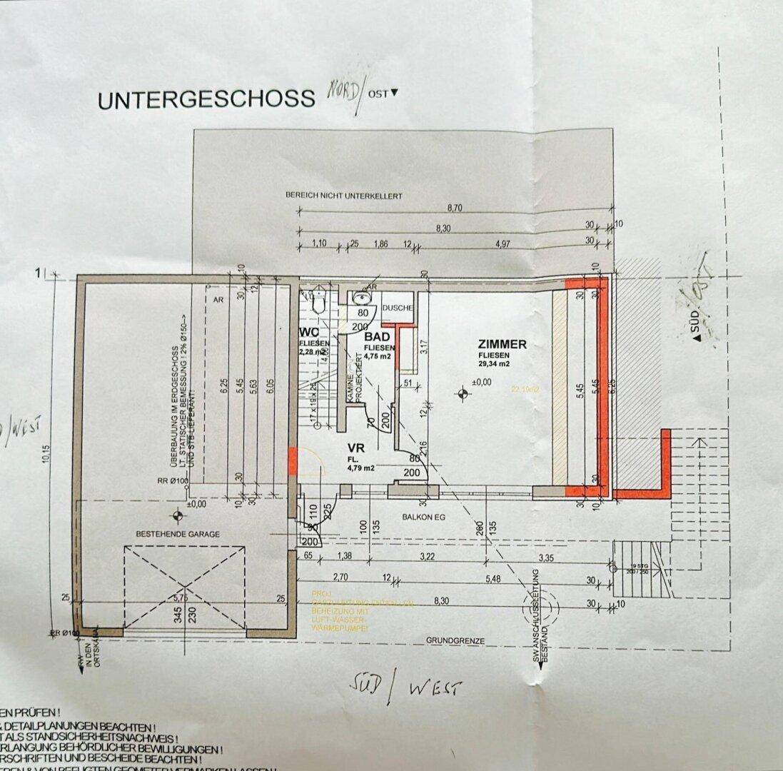Grundriss des Untergeschosses mit Zimmern, Bad, WC und Zugang zu einem Balkon im Erdgeschoss.