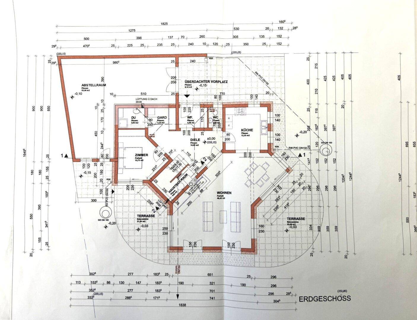 Grundriss des Erdgeschosses mit Wohnbereich, Küche und Terrassenzugang.