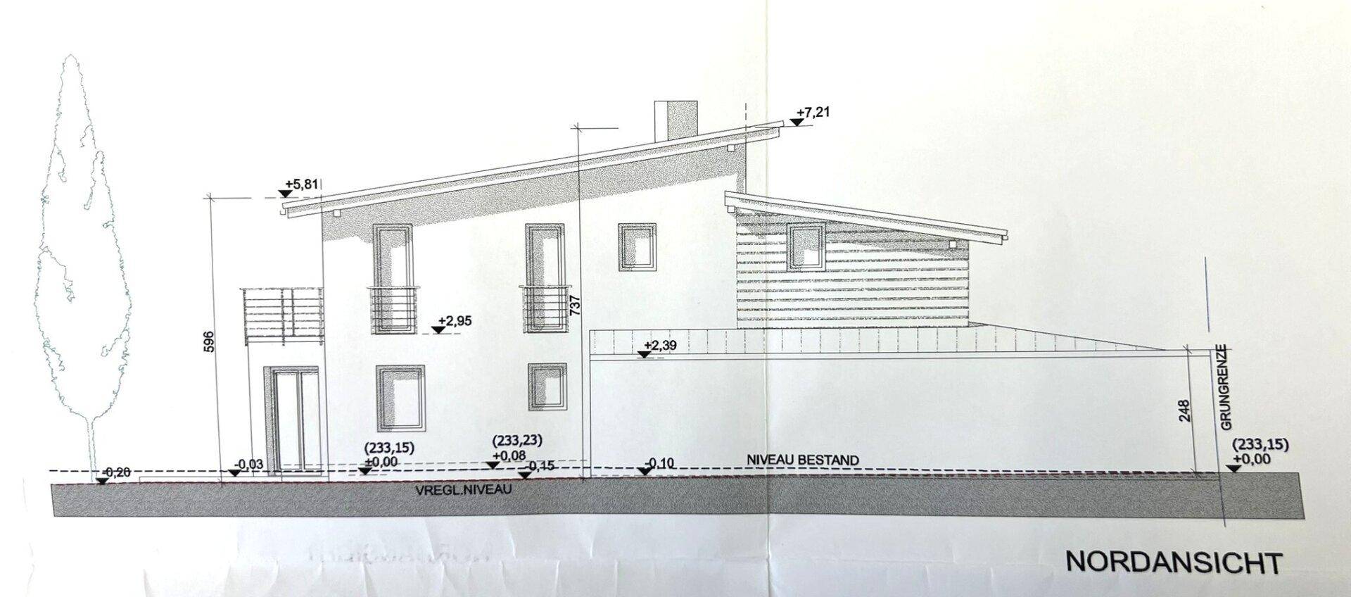 Nordansicht des Gebäudes mit Pultdach und moderner Architektur.