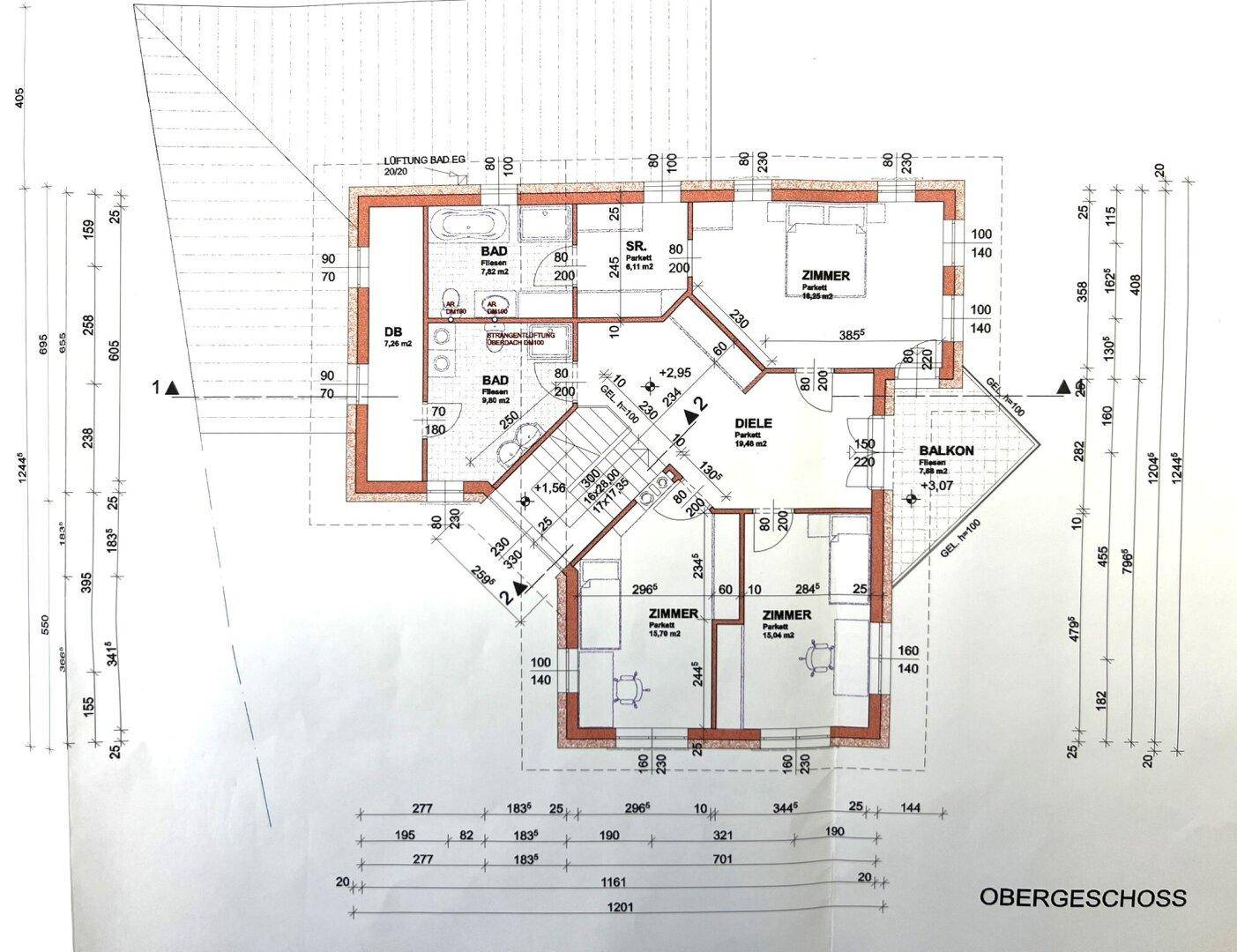 Grundriss des Obergeschosses mit Schlafzimmern, Bädern und Balkonzugang.