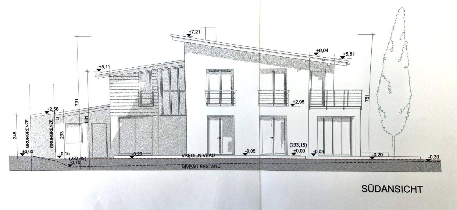 Südansicht des Gebäudes mit großen Fenstern, Balkonen und Terrassen.