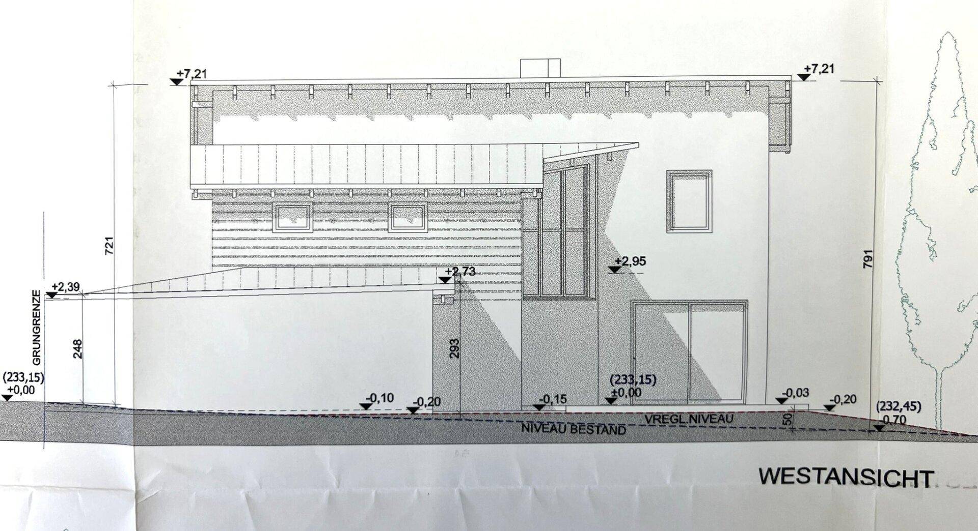 Westansicht des Gebäudes mit Pultdach und seitlichem Anbau.