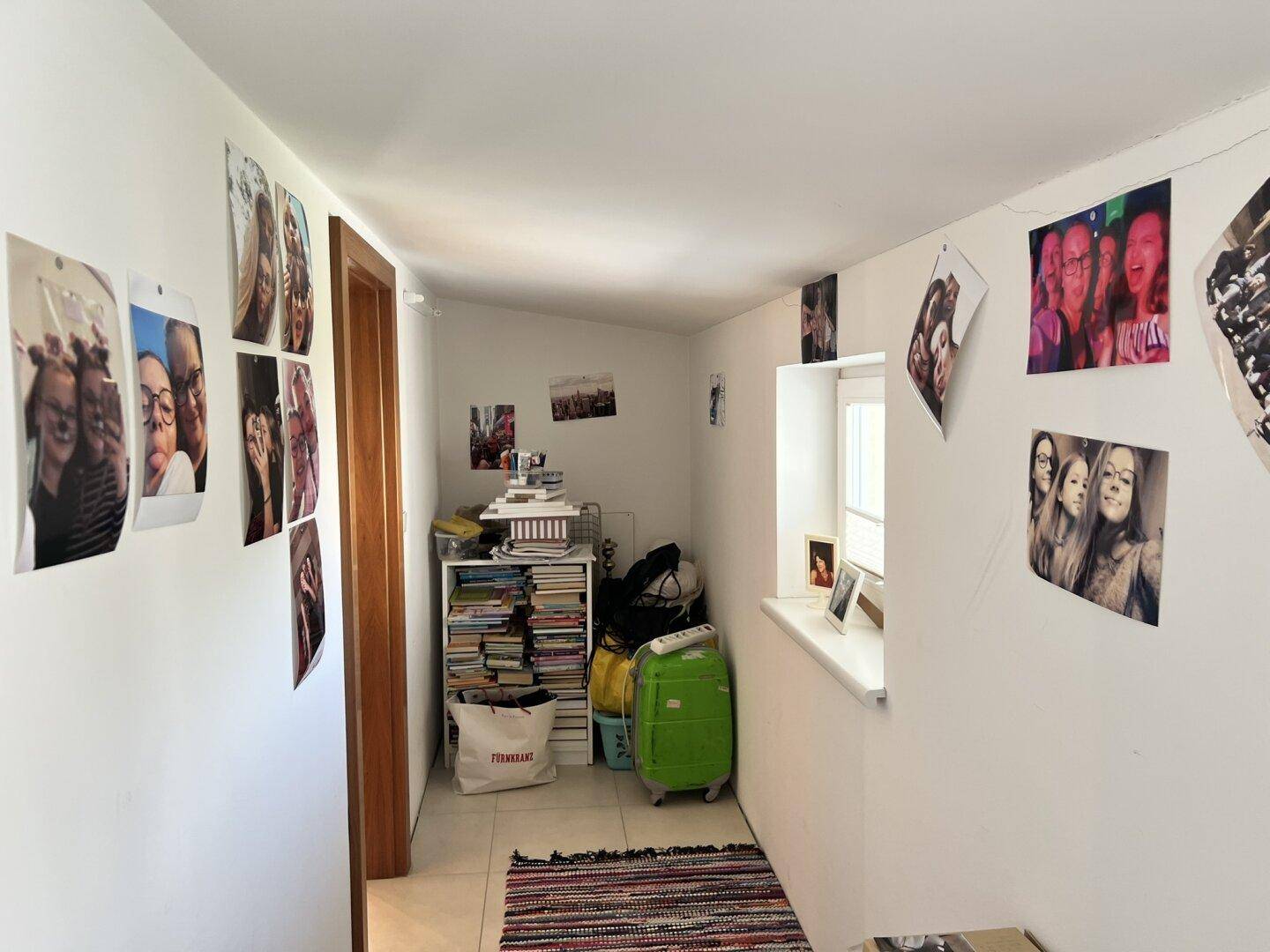 Flur mit Regalen und persönlichen Gegenständen, ideal als Abstellraum nutzbar.