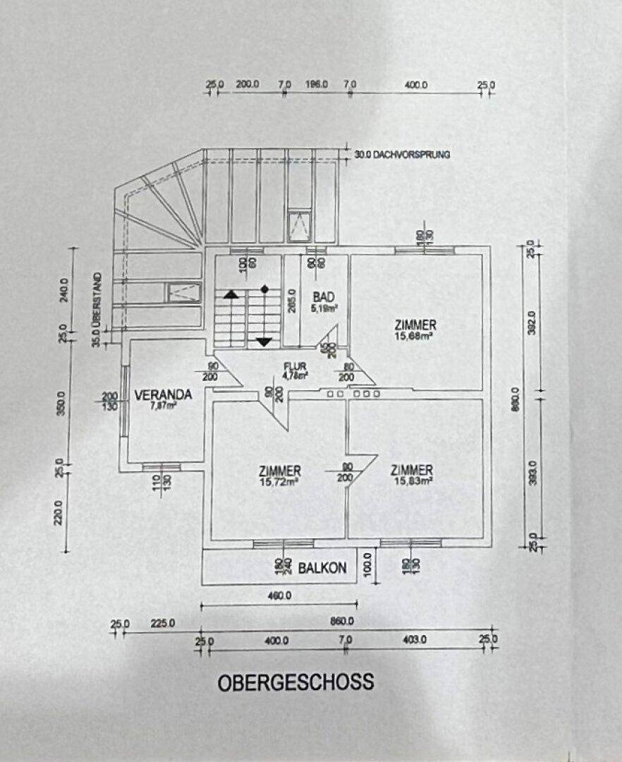 Grundriss des Obergeschosses mit mehreren Zimmern, Bad, Flur und Balkon.