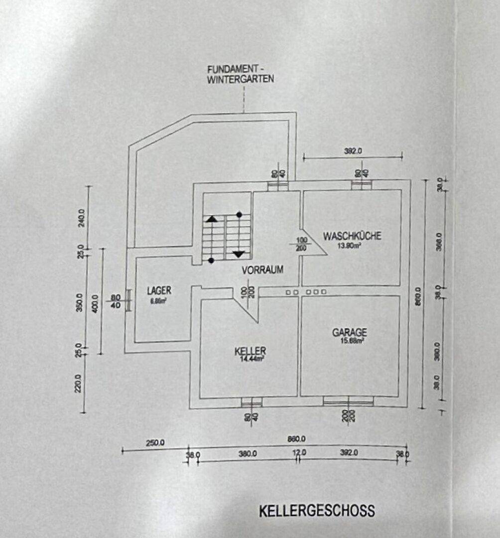 Grundriss des Kellergeschosses mit Waschküche, Lagerraum, Keller und Garage.