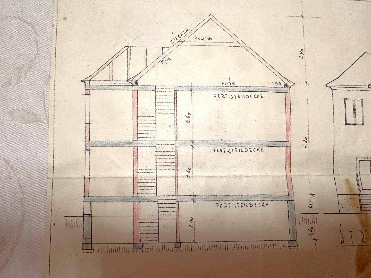 Architektonische Schnittzeichnung eines Gebäudes mit mehreren Etagen und Satteldach.