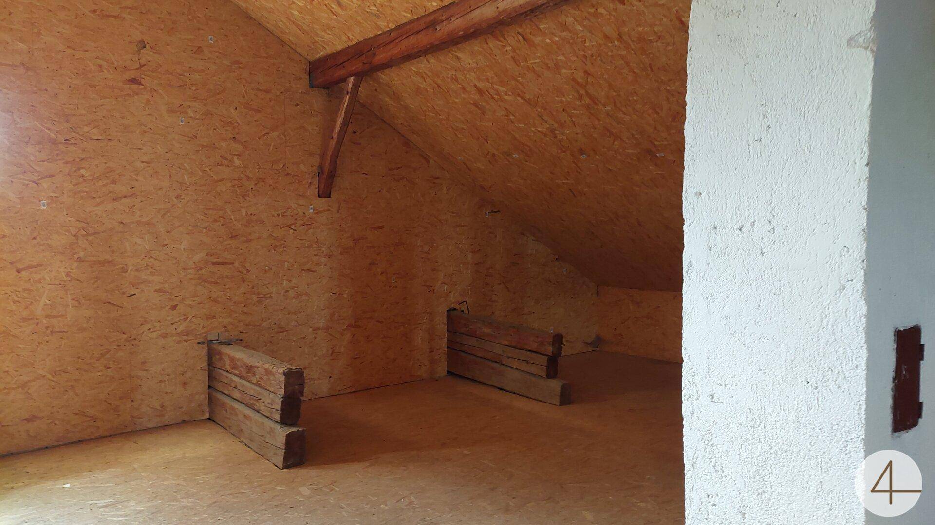 Dachbodenraum mit Holzverkleidung und schrägen Wänden, bietet Stauraum.