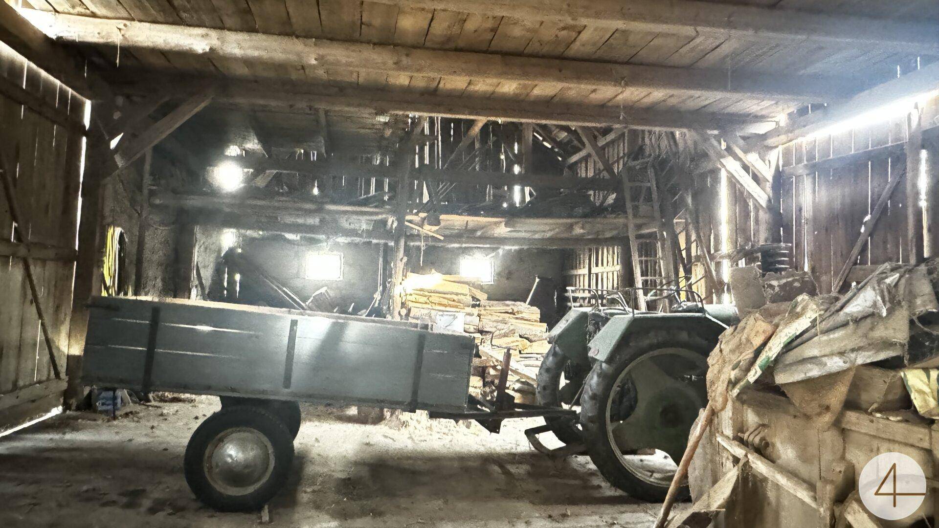 Geräumige Scheune mit einem Traktor, Holzbalken und viel Stauraum.