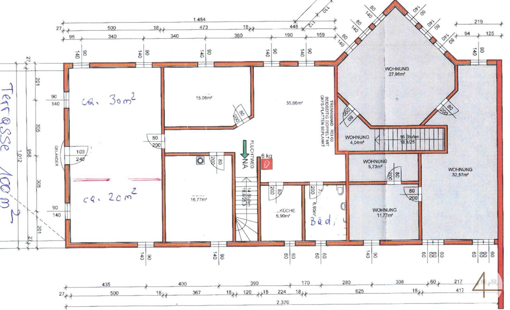 Detaillierter Grundrissplan mit verschiedenen Wohnbereichen und einer großen Terrasse, die viel Platz bietet.