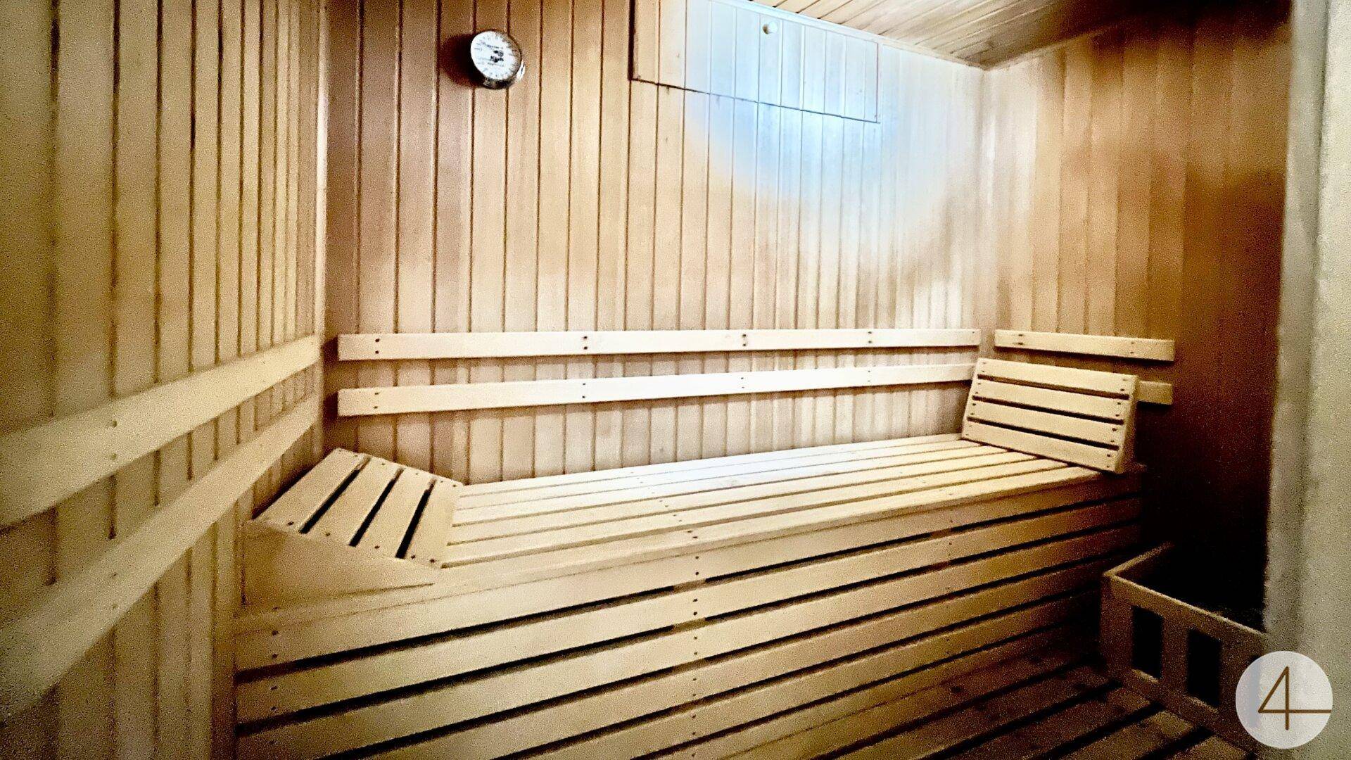 Traditionelle Holzsauna mit Bänken für Entspannung und Wohlbefinden.