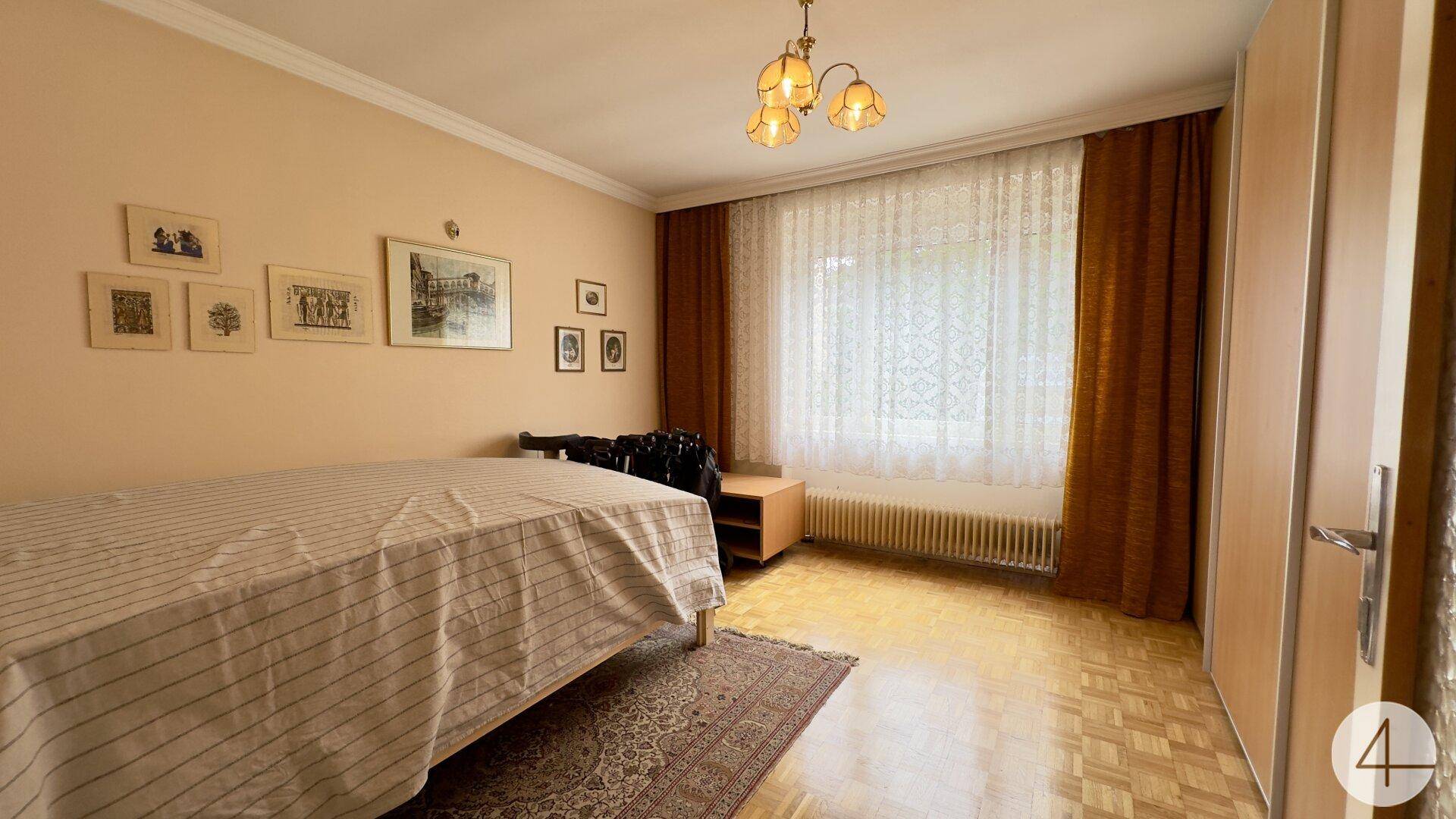 Schlafzimmer 1