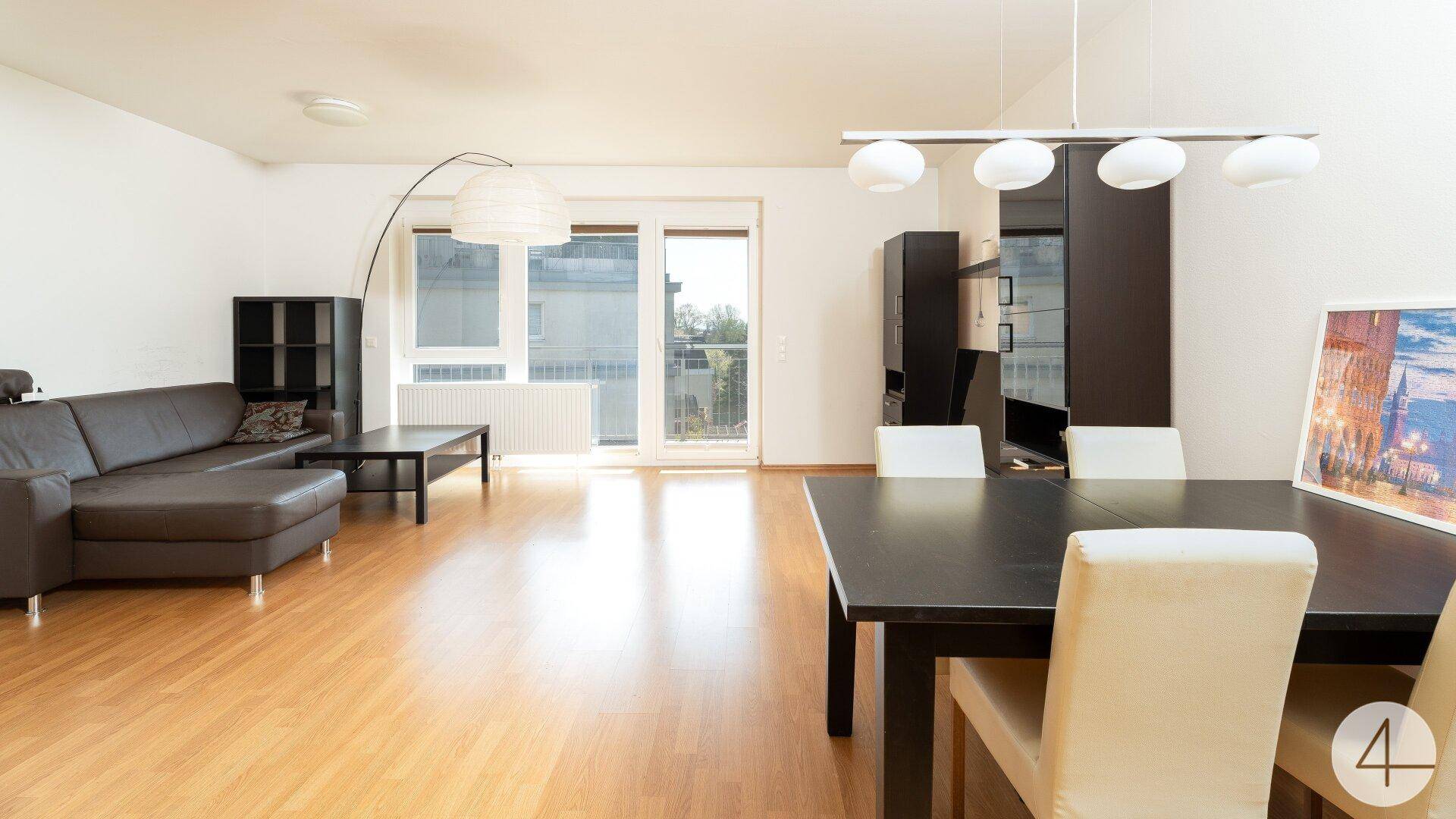 Geräumiger Wohn-Essbereich mit Parkettboden und moderner Beleuchtung, ideal für geselliges Beisammensein.