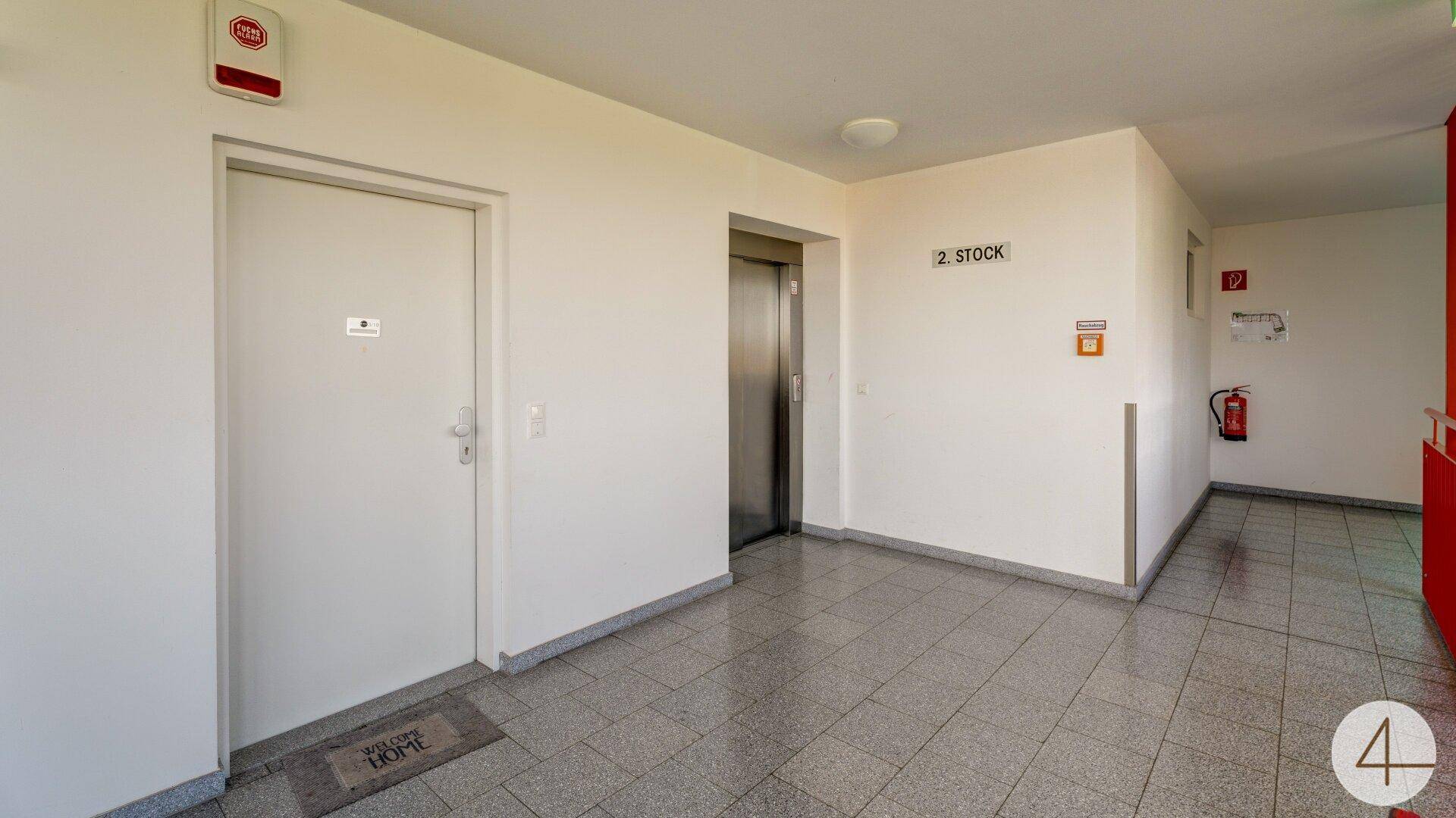 Gemeinschaftlicher Flurbereich im Obergeschoss mit Aufzug und Zugang zu den Wohneinheiten.