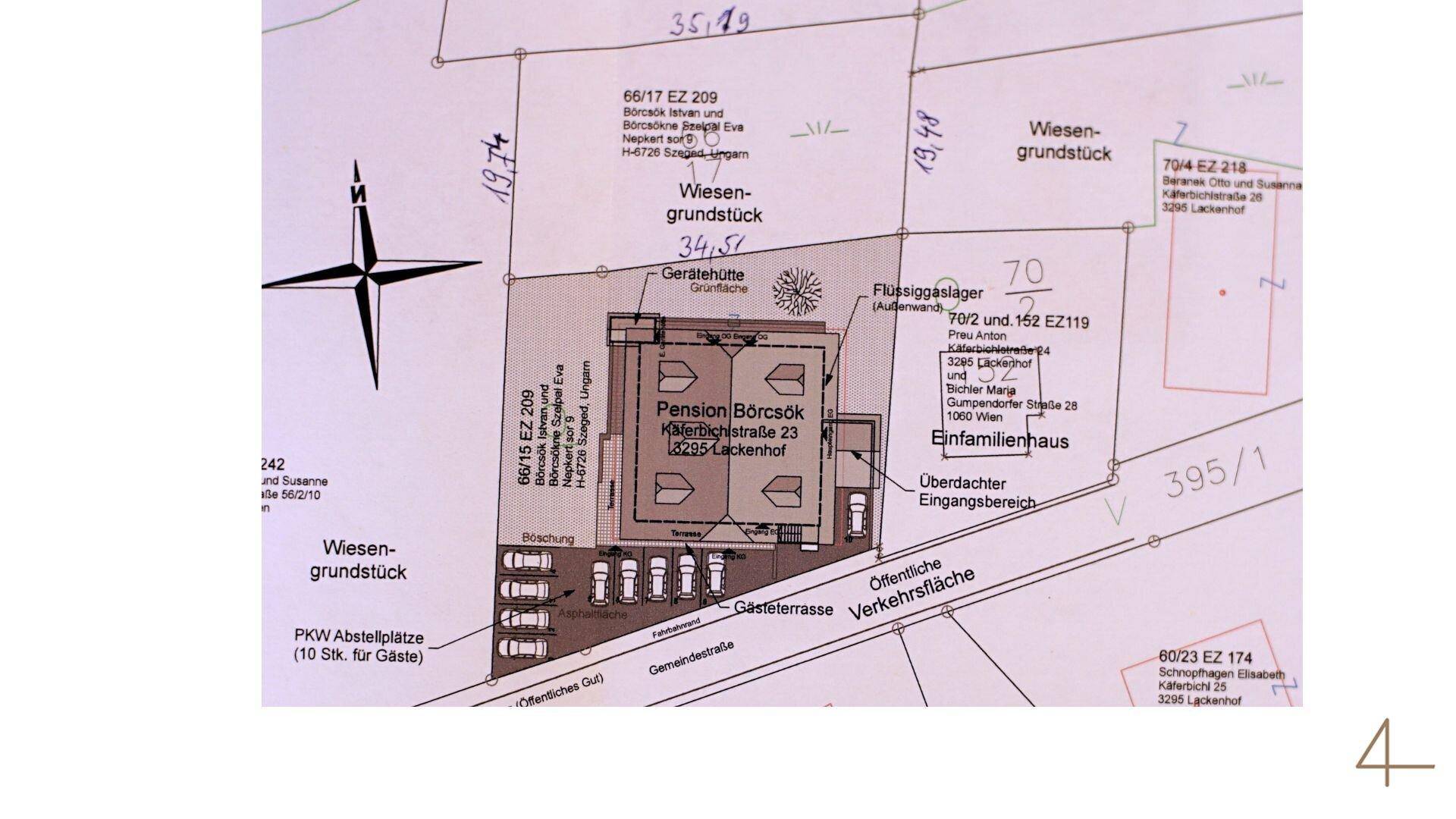 Lageplan des Grundstücks mit Pension, Parkplätzen und Wiesenflächen.