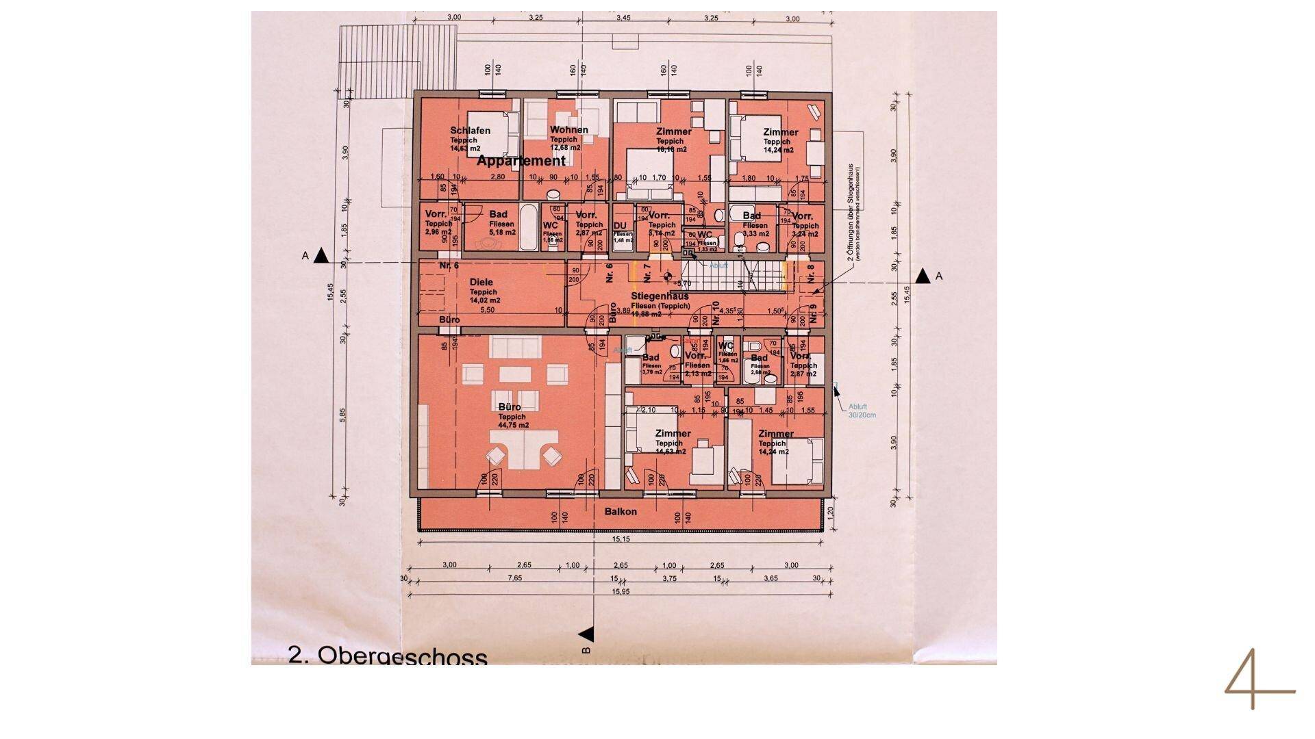 Grundriss des 2. Obergeschosses mit Wohnungen, Schlafzimmern und Balkon.