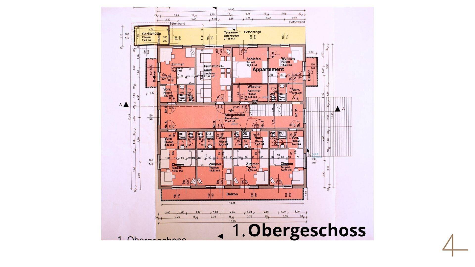 Grundriss des 1. Obergeschosses mit mehreren Zimmern, Bädern und Balkonen.